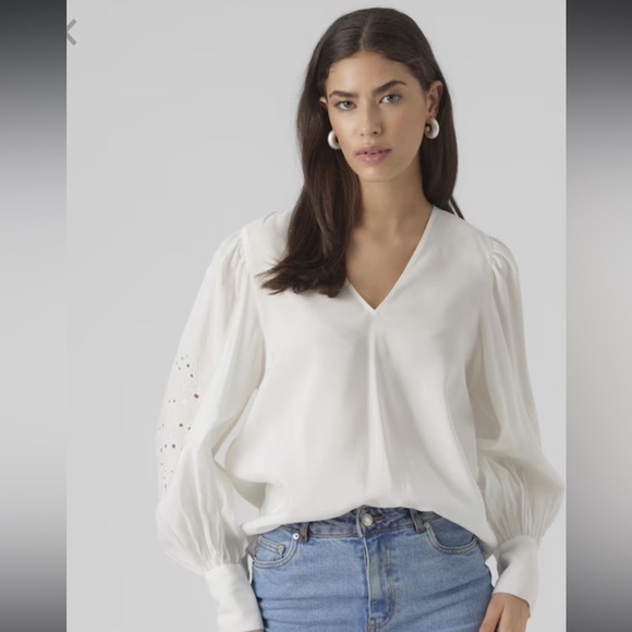 Vero Moda Tops - NWT VERO MODA Blouse 'SANI' in White Sz Small